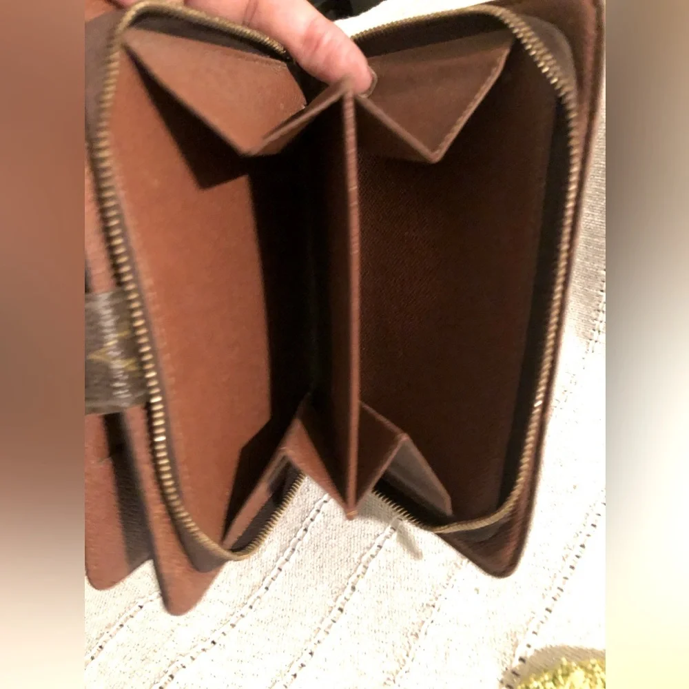 Authentic Louis Vuitton monogram wallet with zippered compartment. - Picture 4 of 9